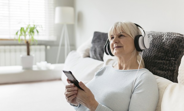 Äänikirjat ja eläkeläiset Kuinka teknologia rikastuttaa seniorien elämää