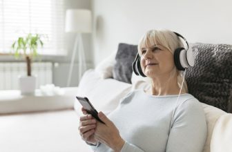 Äänikirjat ja eläkeläiset Kuinka teknologia rikastuttaa seniorien elämää