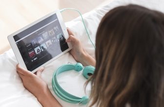 Äänikirjat vs E-kirjat Vertailu äänikirjojen ja e-kirjojen välillä