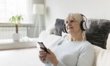 Äänikirjat ja eläkeläiset: Kuinka teknologia rikastuttaa seniorien elämää?